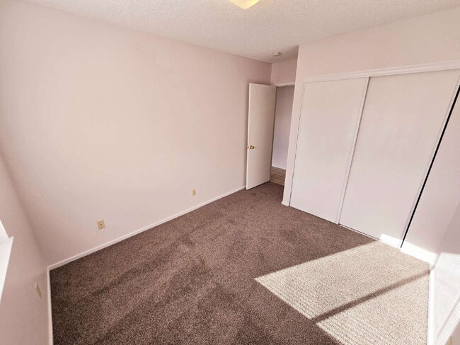 Foto del edificio - Spacious 4-Bedroom Oasis with Elegant Granite Touches in Vibrant Las Vegas!