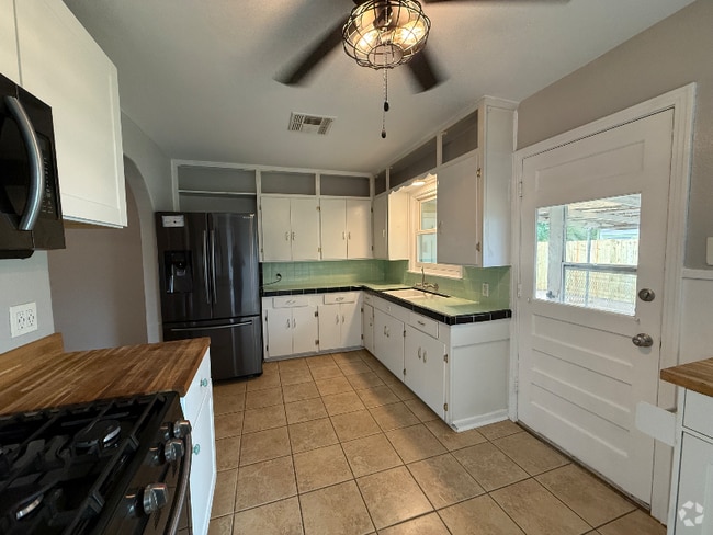 Building Photo - 419 Westhill Pl