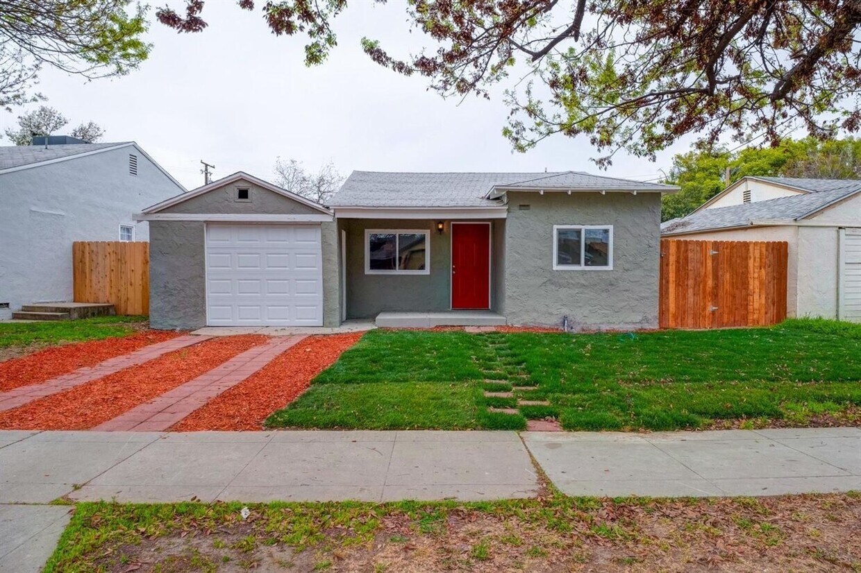 Foto principal - 3 br, 1.5 bath House - 4458 E Ball