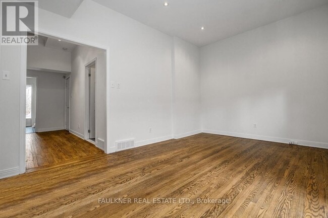 Photo du bâtiment - 36B Dufferin Rd