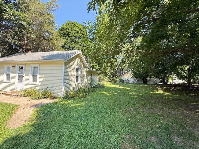 Building Photo - 2-Bedroom Single-Family Home in Vandercook Lake