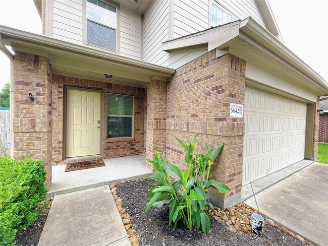 Foto del edificio - 6642 Haven Forest Ln