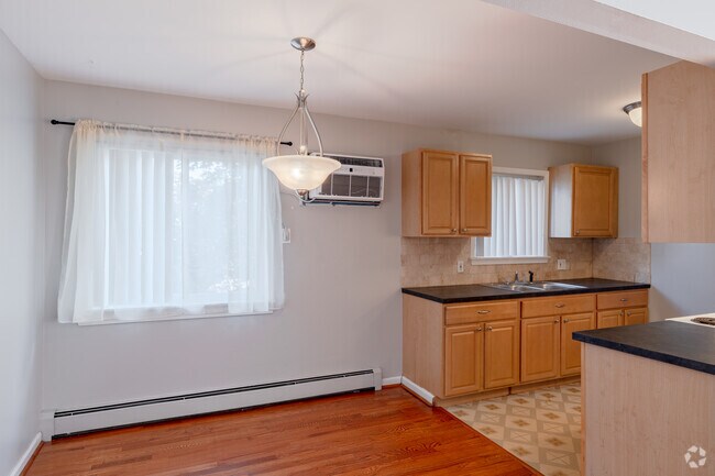 1 habitación, 1 baño, 585 pies cuadrados, área de comedor - 484 E Breckenridge St