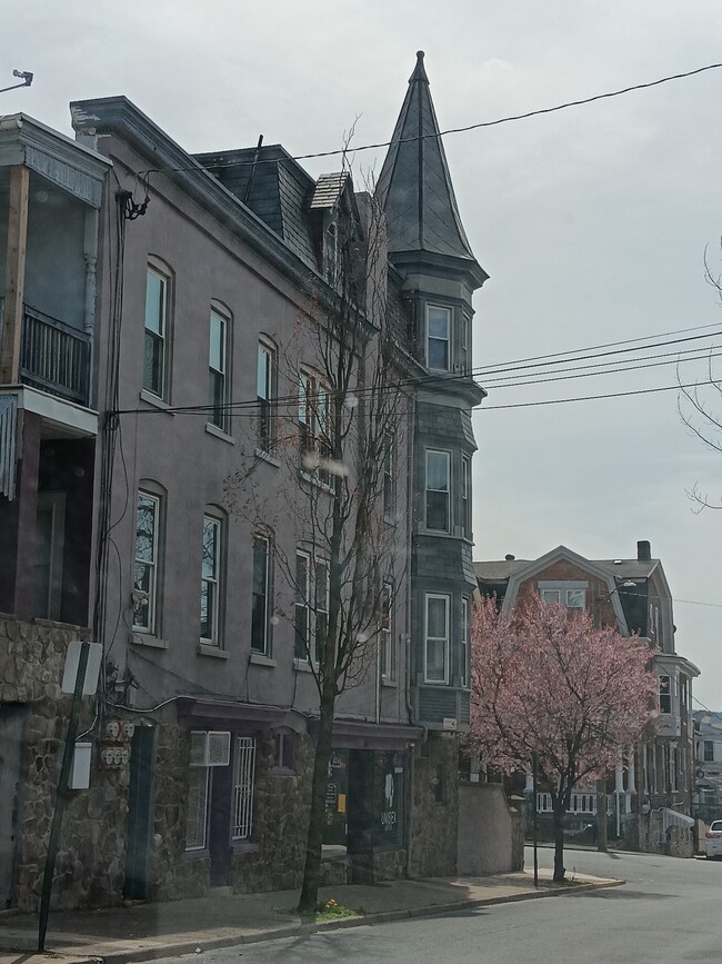 Side of Building - 1225 W Walnut St