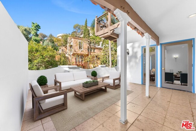 Foto del edificio - 1328 Sierra Alta Way