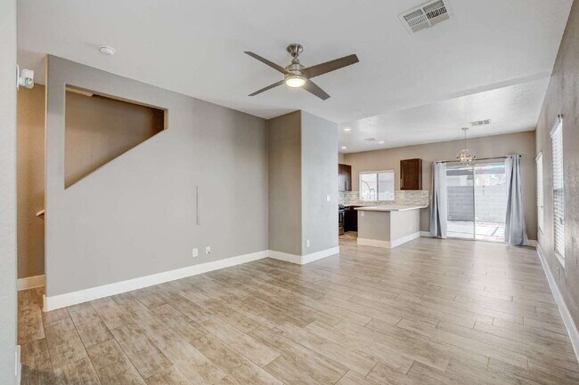 Foto del edificio - "Charming 2-Bedroom Townhouse Retreat with 2.5 Baths in South Henderson -with Backyard “