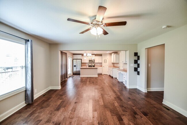 Building Photo - Pet Friendly in Rossview!