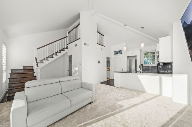 Building Photo - Coastal Corner Loft, Quiet, Bright & Stylish