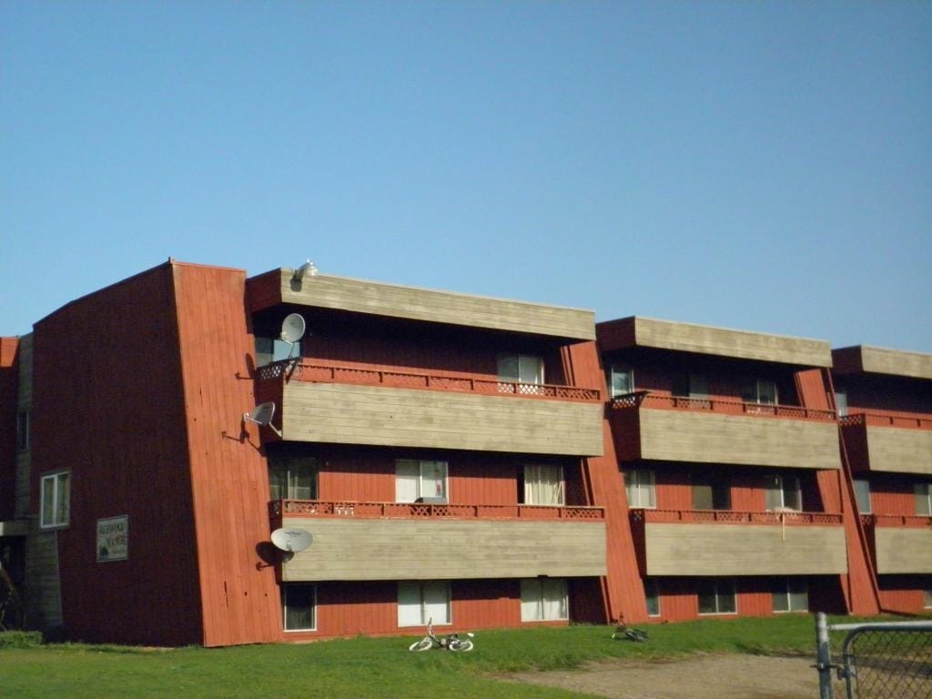 Primary Photo - Redwood Manor