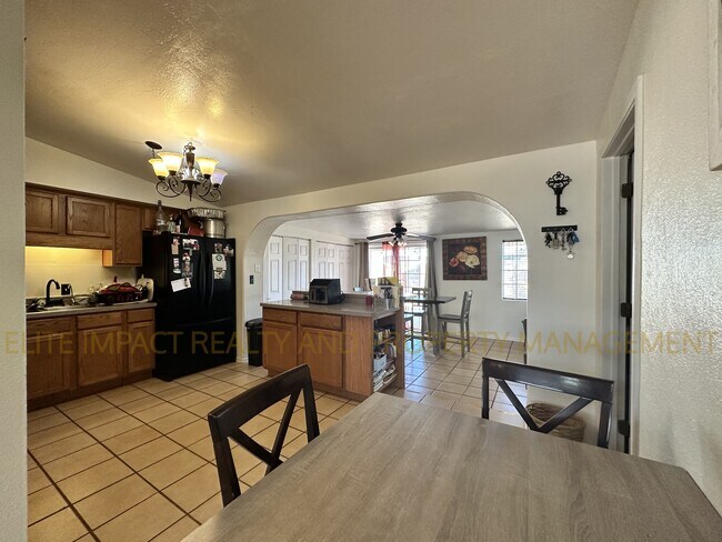 Building Photo - 4650 E Calle Aurora