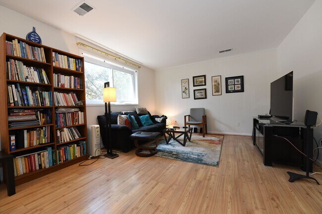 Building Photo - Beautiful and Charming 3BR/2.5BA on a Cup-...