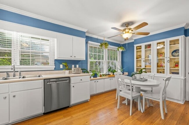 Foto del edificio - Corner lot, all-brick ranch-style home in ...