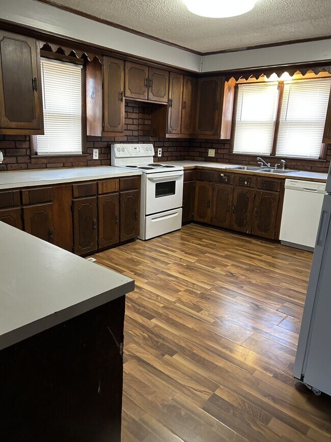 Building Photo - Very nice 3br/1ba home - perfect for your ...