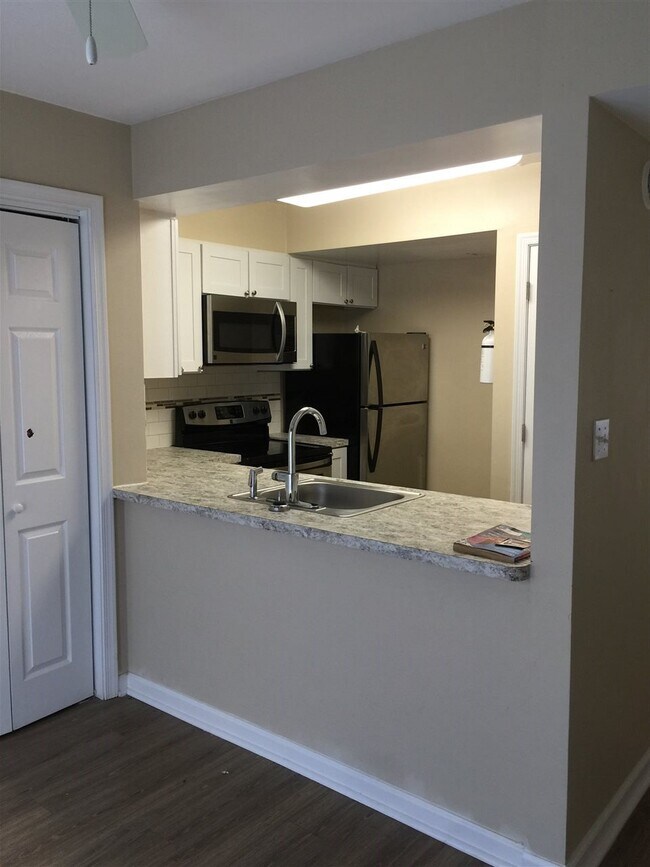 Foto del edificio - 3048 Northwoods Grove Rd