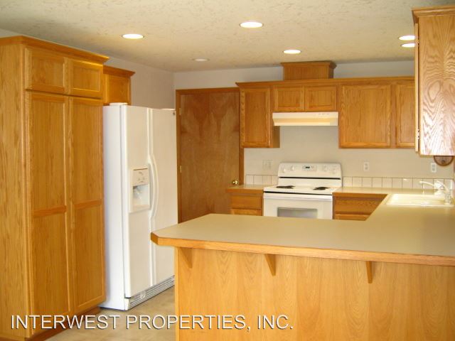 Building Photo - 6420 SE 136th Ct