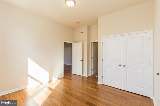 Building Photo - 2418 Frankford Ave