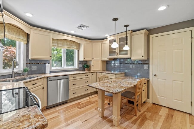 Building Photo - 40 Walden Pond Dr