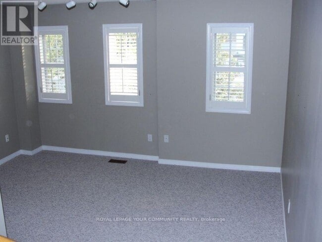 Building Photo - 9063 Yonge St