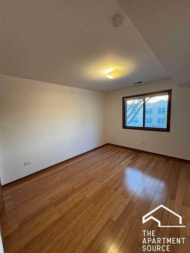 Foto del edificio - 7427 N Western Ave