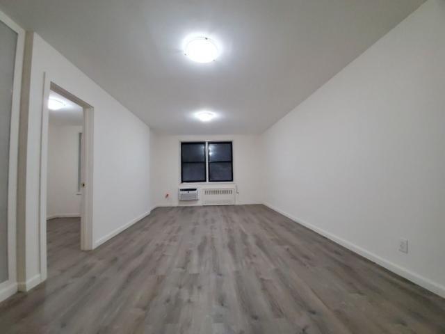 Foto principal - 2 bedroom in Bronx NY 10463