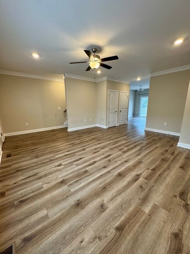 Building Photo - *LIKE NEW!* 3BR/2.5BA Townhouse in Crescen...