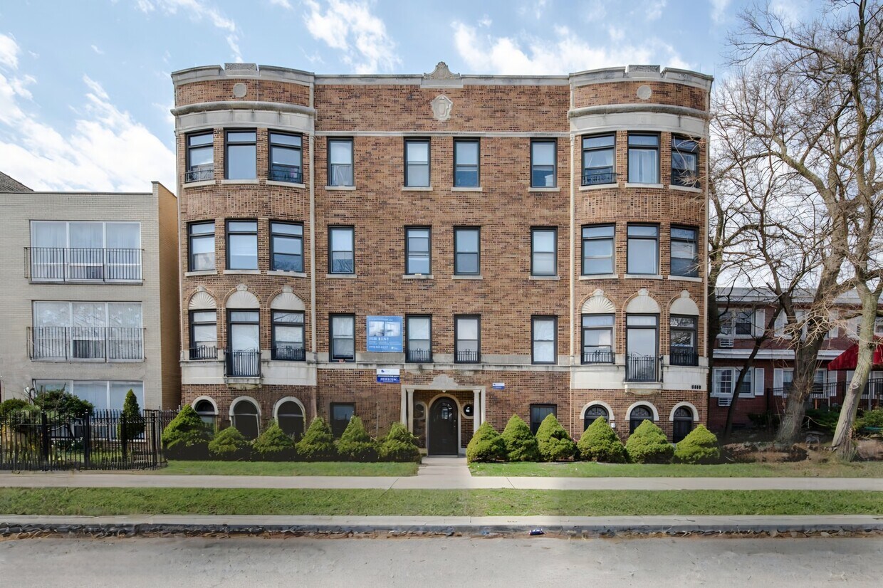Foto principal - 6660 N Damen Ave