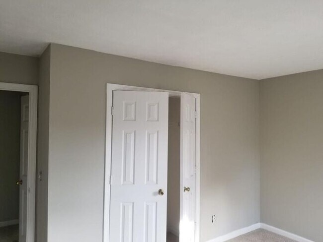 Building Photo - 590 Woodcrest Manor Dr