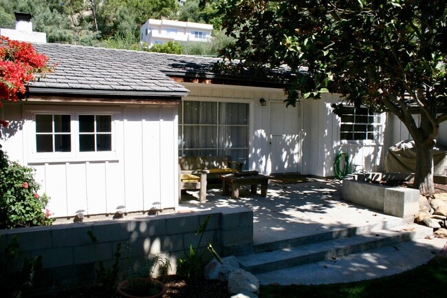 Building Photo - Charming 4 Bedroom Home plus office in Mis...