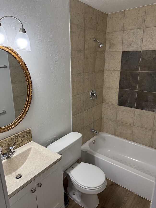 Foto del edificio - 2116 N Riverside Dr