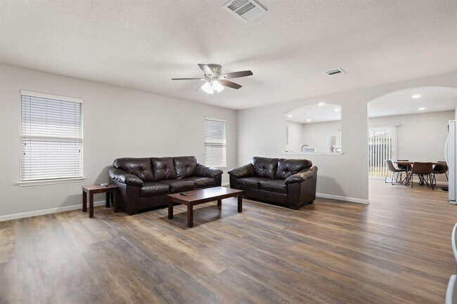 Building Photo - 304 Paige Bend