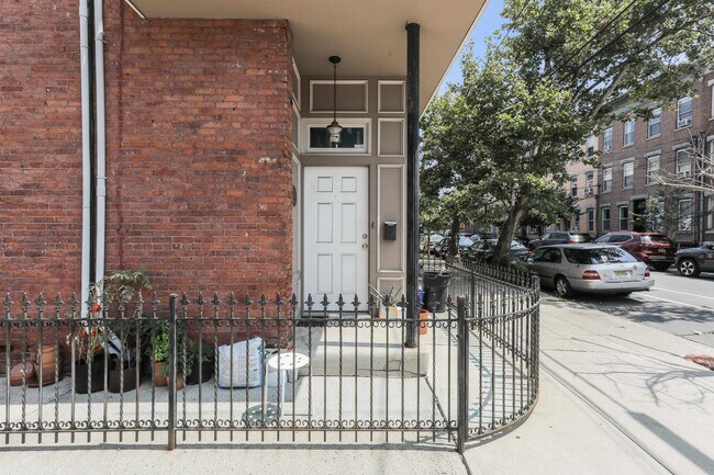 Building Photo - 356 7th St