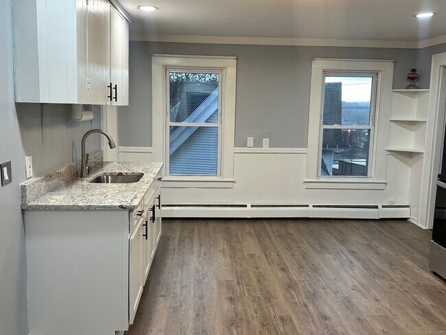 Foto del edificio - 12 Hillcrest Ave