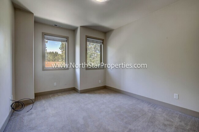 Foto del edificio - Town home located in west side Bend