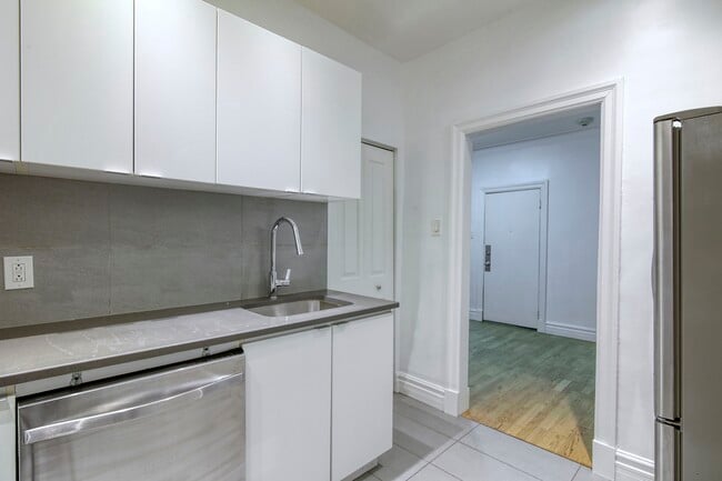 Photo du bâtiment - 3710 Chem. Queen Mary