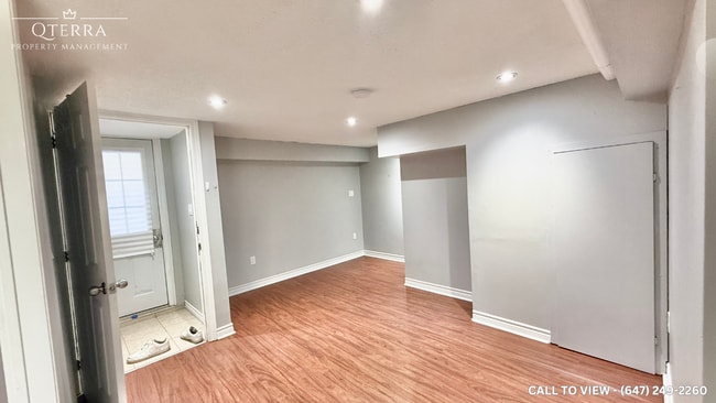 Building Photo - 747 Parkview Cres