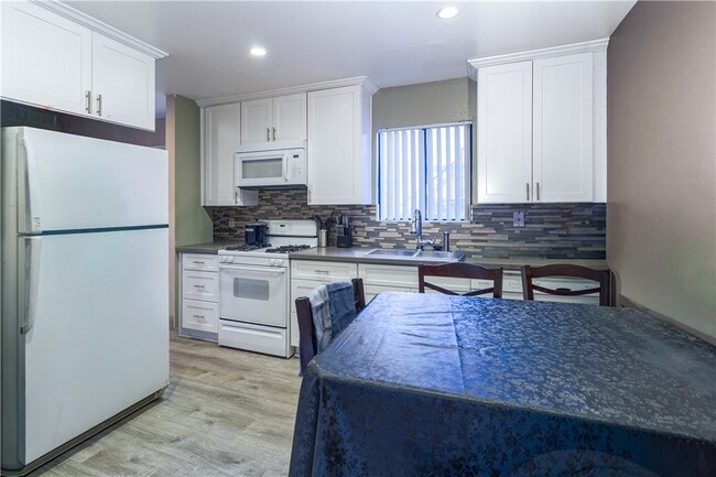 Building Photo - 628 E Birch St