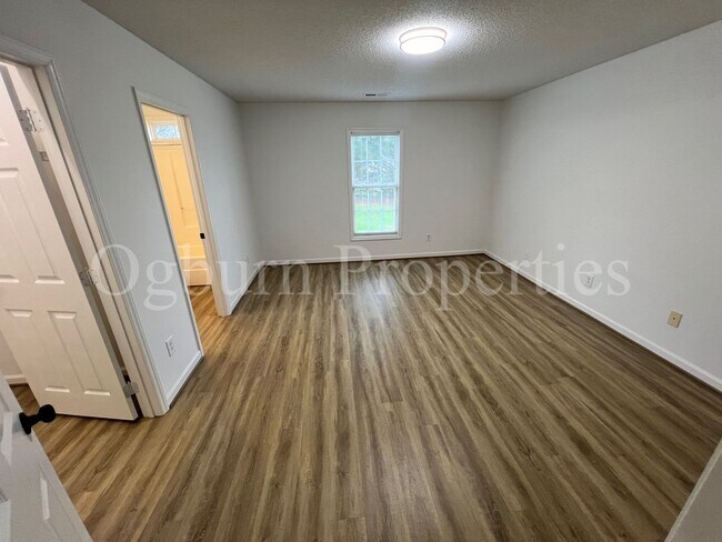 Building Photo - 3572 Milhaven Rd