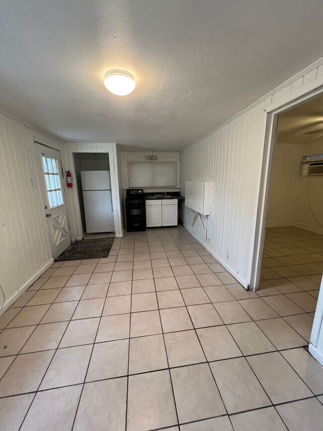 Foto del edificio - Rear 1 Bedroom Separate Unit Home