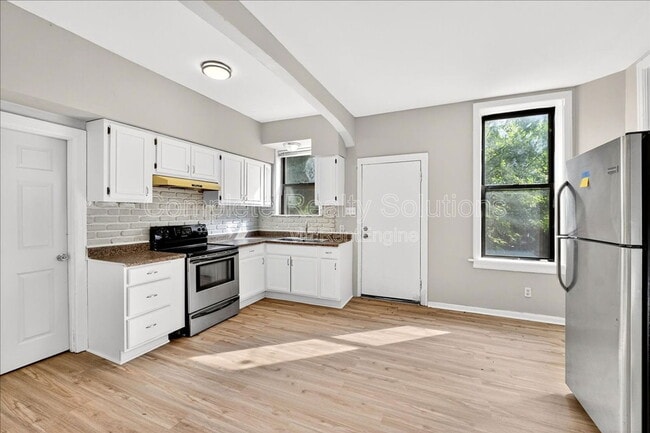 Building Photo - 205 Schirmer St