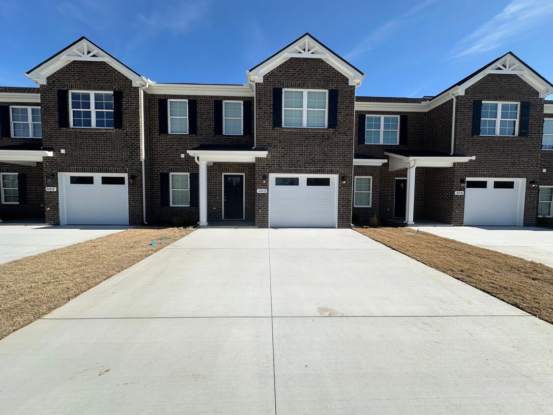 Foto principal - BRAND NEW 4 Bed 3.5 Bath Townhome Near The...