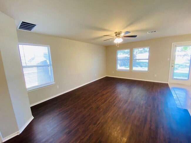 Foto del edificio - 3304 Kissman Dr