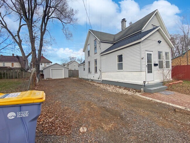 Foto del edificio - Lovely updated 3 bedroom 2 bathroom home n...