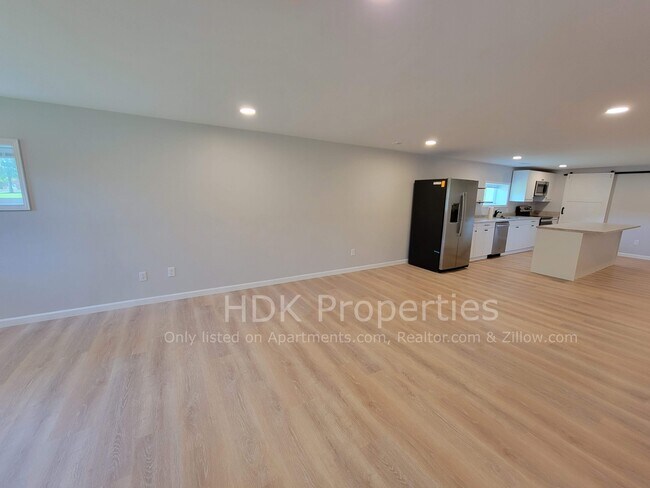 Sala de estar y comedor - 1566 Sugar Grove Rd