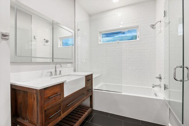 Foto del edificio - Stunningly Remodeled 1905 Beauty!