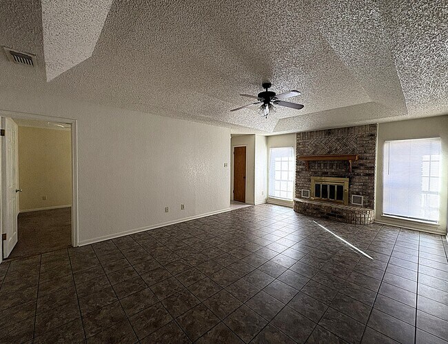 Building Photo - 2325 Tiffany Dr