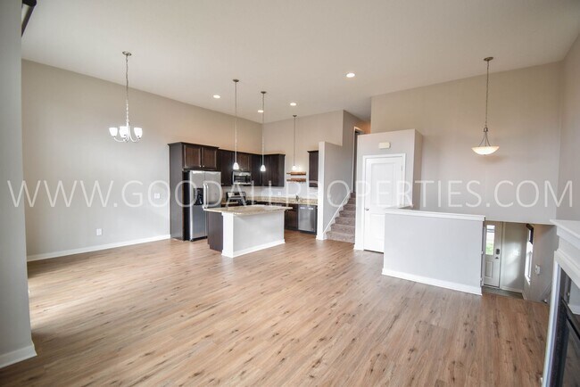Building Photo - 3 Bedroom 2.5 Bath Townhome Near Jordan Creek