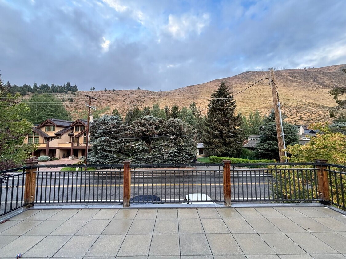 Foto principal - Furnished home 3 Blks from warm spring cha...