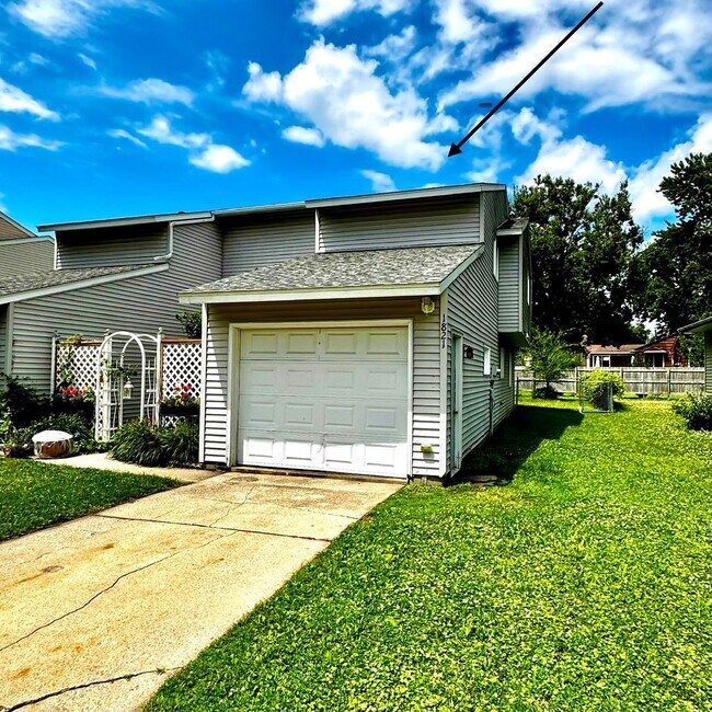 Foto del edificio - FOR SALE 3-BR Rochester 2- bath 1 car garage Townhome for Just $239,000!