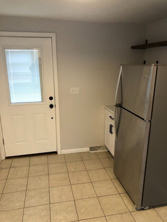 Foto del edificio - 3 br, 1 bath House - 431 W 2nd St