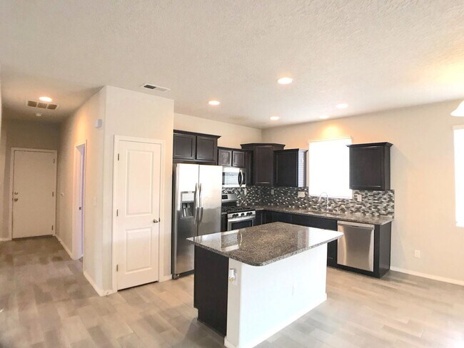 Foto del edificio - Spacious 3BR/2BA Los Lunas Home with Open Layout, Office Space & Refrigerated Air